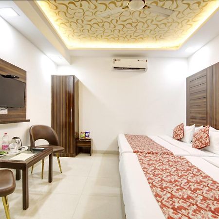 Hotel Devrana Delhi Airport Нью-Дели Экстерьер фото