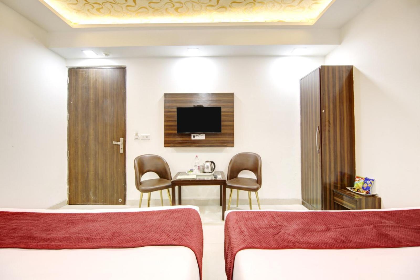 Hotel Devrana Delhi Airport Нью-Дели Экстерьер фото