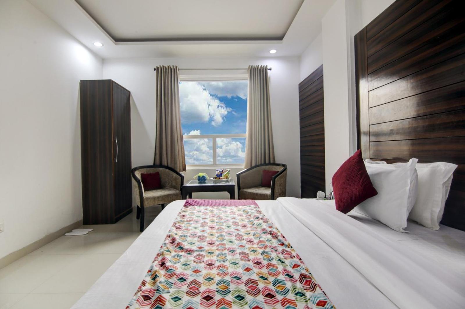 Hotel Devrana Delhi Airport Нью-Дели Экстерьер фото