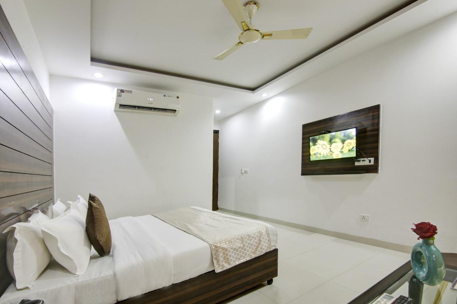Hotel Devrana Delhi Airport Нью-Дели Экстерьер фото
