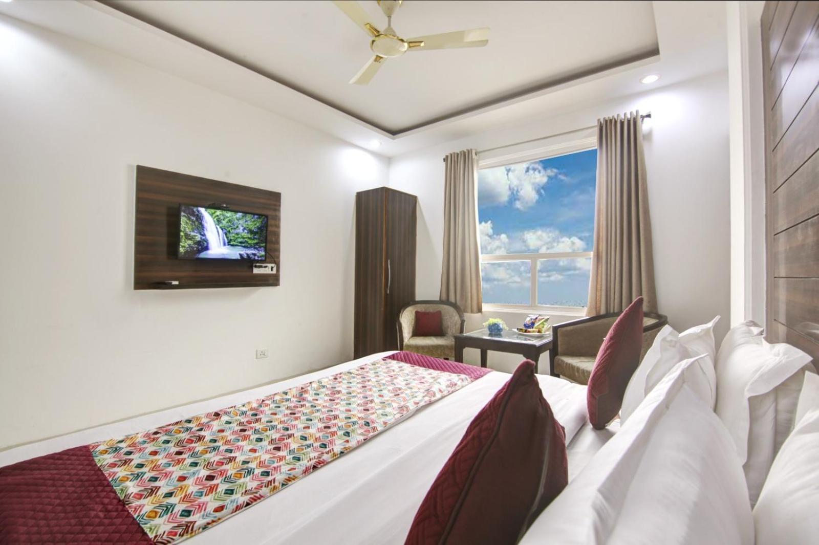 Hotel Devrana Delhi Airport Нью-Дели Экстерьер фото